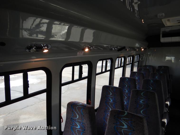 image for item FA9266 2005 Ford Econoline E450 shuttle bus