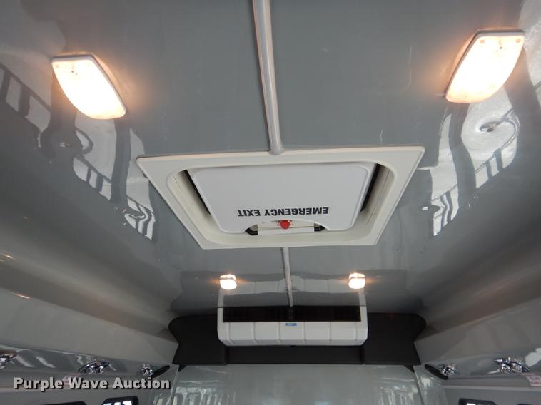 image for item FA9266 2005 Ford Econoline E450 shuttle bus