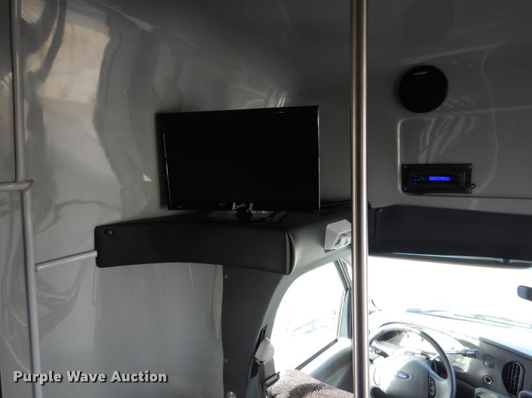 image for item FA9266 2005 Ford Econoline E450 shuttle bus