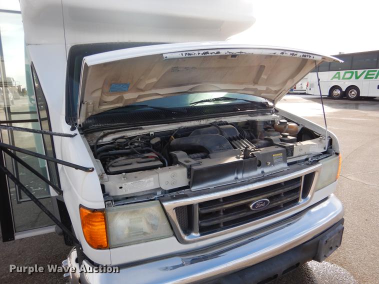 image for item FA9266 2005 Ford Econoline E450 shuttle bus
