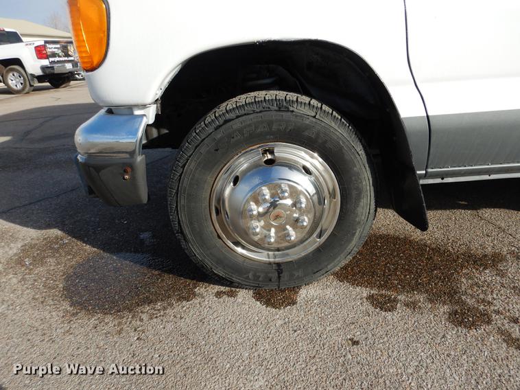 image for item FA9266 2005 Ford Econoline E450 shuttle bus