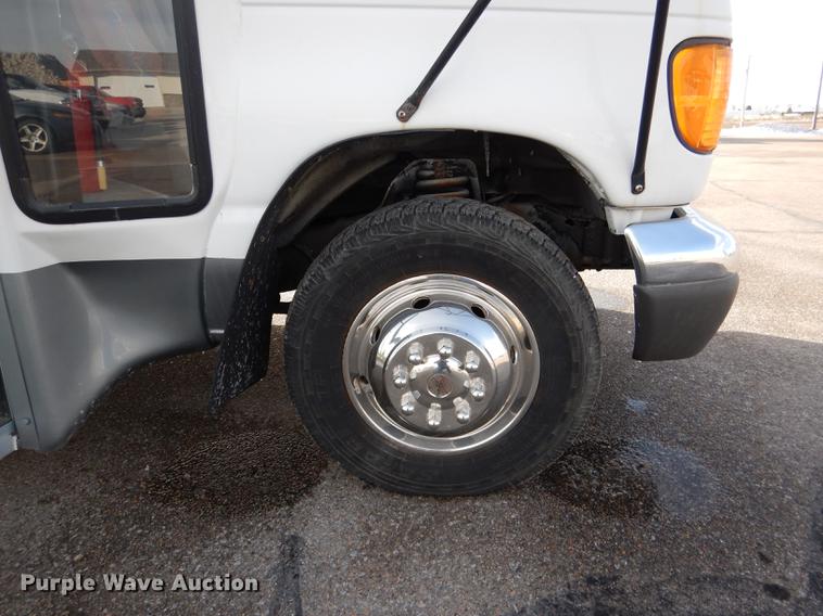 image for item FA9266 2005 Ford Econoline E450 shuttle bus