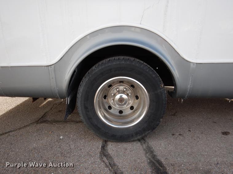 image for item FA9266 2005 Ford Econoline E450 shuttle bus