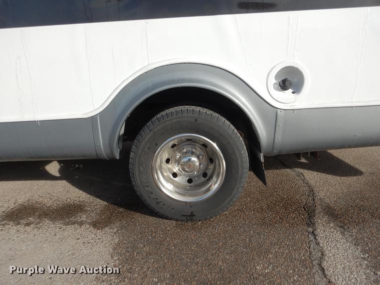 image for item FA9266 2005 Ford Econoline E450 shuttle bus