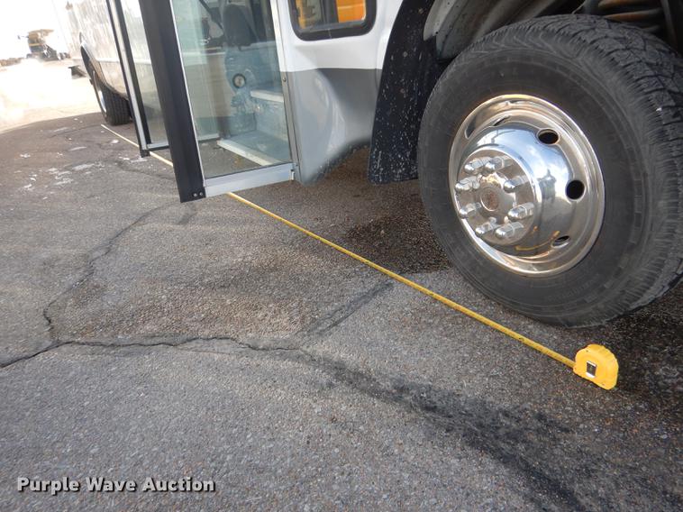 image for item FA9266 2005 Ford Econoline E450 shuttle bus