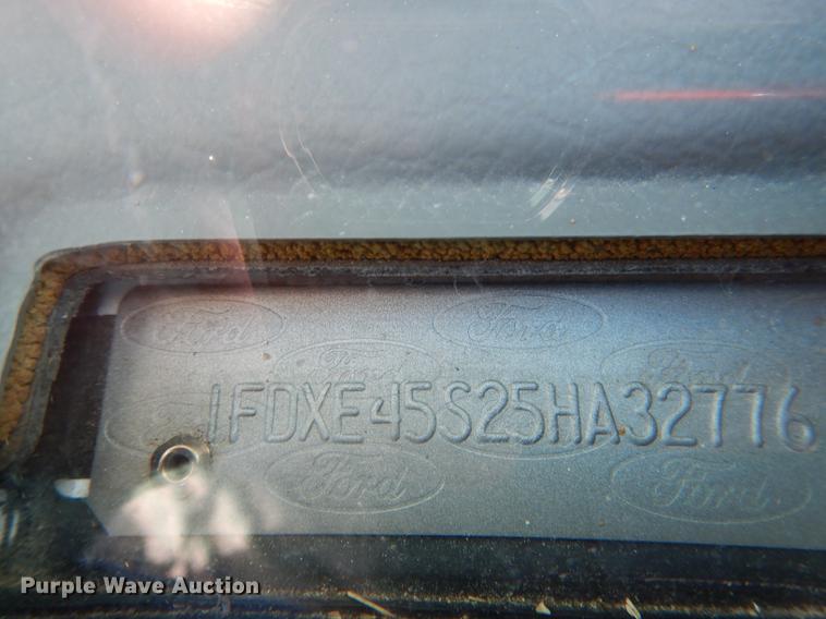 image for item FA9266 2005 Ford Econoline E450 shuttle bus