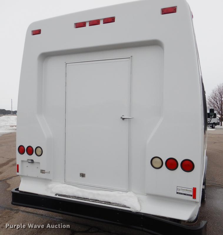 image for item FA9266 2005 Ford Econoline E450 shuttle bus