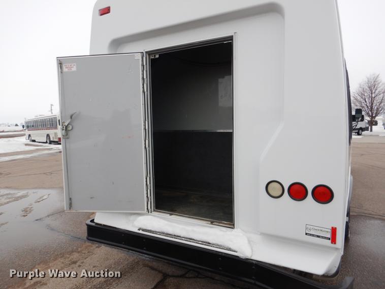 image for item FA9266 2005 Ford Econoline E450 shuttle bus