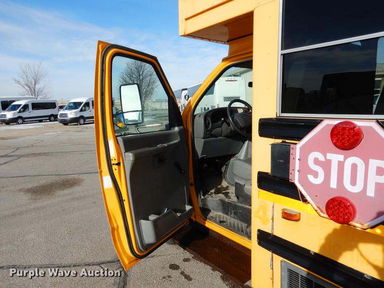 image for item FA9267 2003 Ford E450 school bus