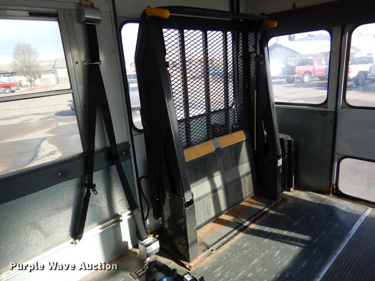 image for item FA9267 2003 Ford E450 school bus