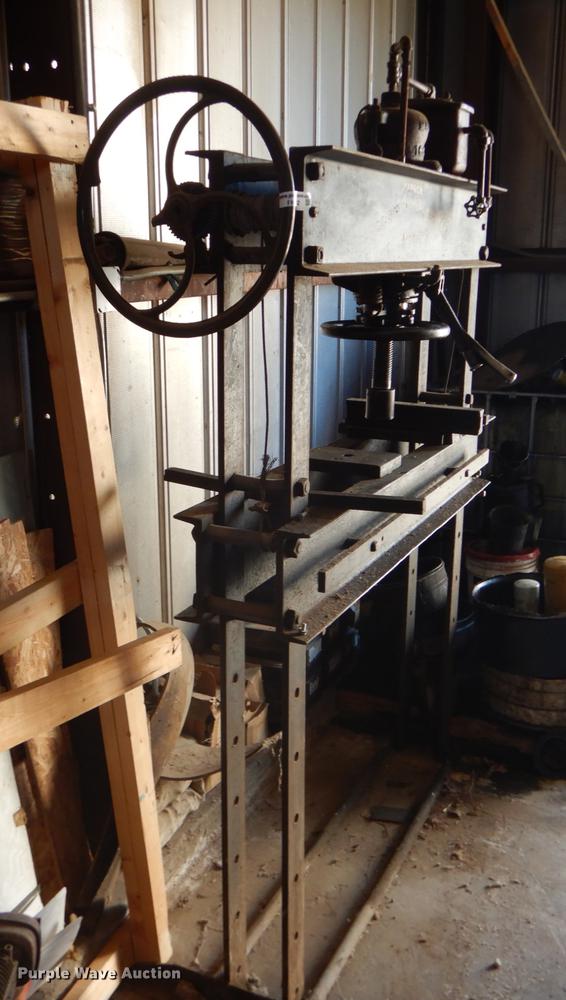 image for item FH9002 Hydraulic press