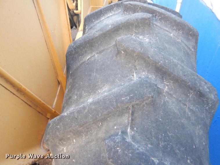 image for item FH9006 John Deere 1010 tractor