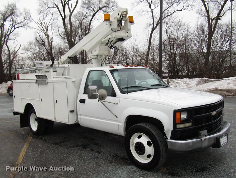 image for item FJ9622 2001 Chevrolet Silverado 3500 bucket truck