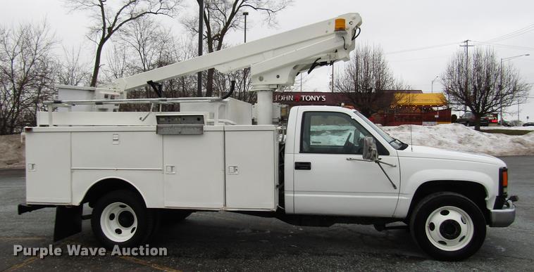 image for item FJ9622 2001 Chevrolet Silverado 3500 bucket truck