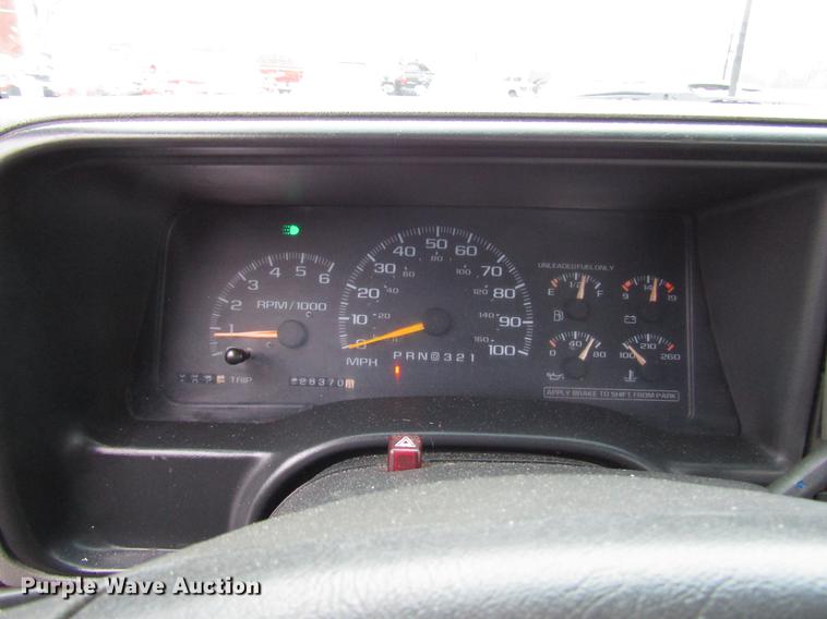 image for item FJ9622 2001 Chevrolet Silverado 3500 bucket truck