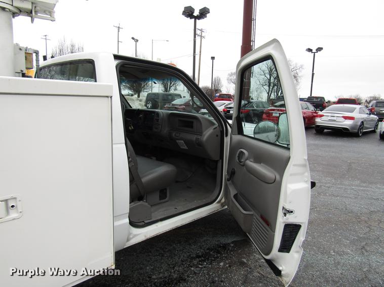 image for item FJ9622 2001 Chevrolet Silverado 3500 bucket truck