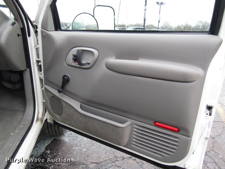 image for item FJ9622 2001 Chevrolet Silverado 3500 bucket truck