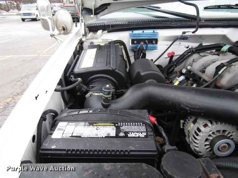 image for item FJ9622 2001 Chevrolet Silverado 3500 bucket truck