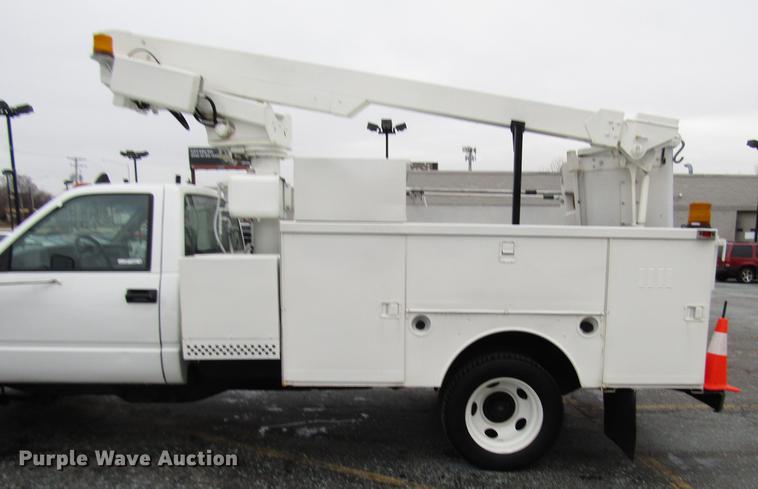 image for item FJ9622 2001 Chevrolet Silverado 3500 bucket truck