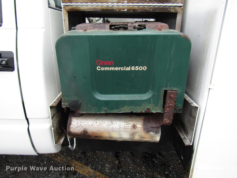 image for item FJ9622 2001 Chevrolet Silverado 3500 bucket truck