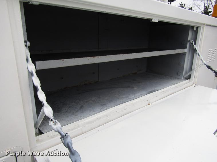 image for item FJ9622 2001 Chevrolet Silverado 3500 bucket truck