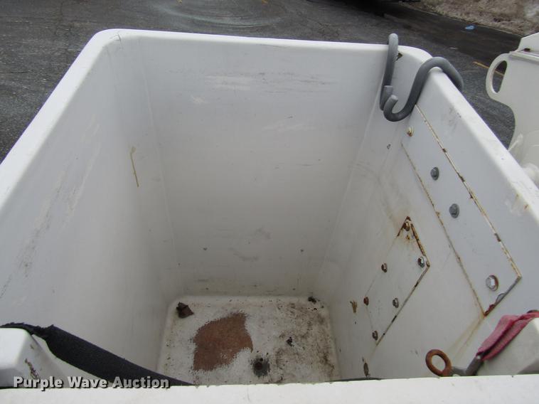 image for item FJ9622 2001 Chevrolet Silverado 3500 bucket truck