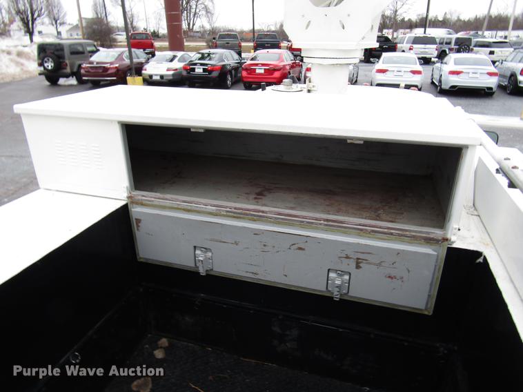 image for item FJ9622 2001 Chevrolet Silverado 3500 bucket truck