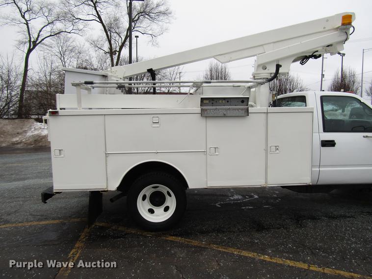 image for item FJ9622 2001 Chevrolet Silverado 3500 bucket truck