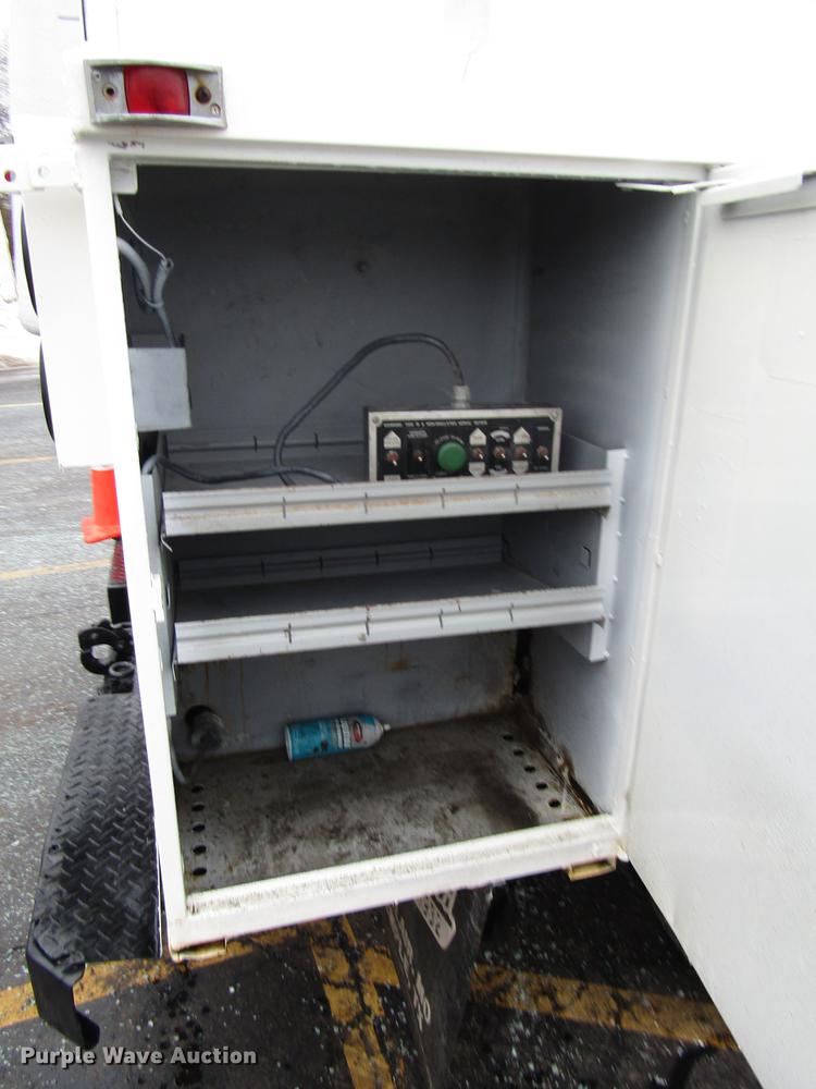 image for item FJ9622 2001 Chevrolet Silverado 3500 bucket truck