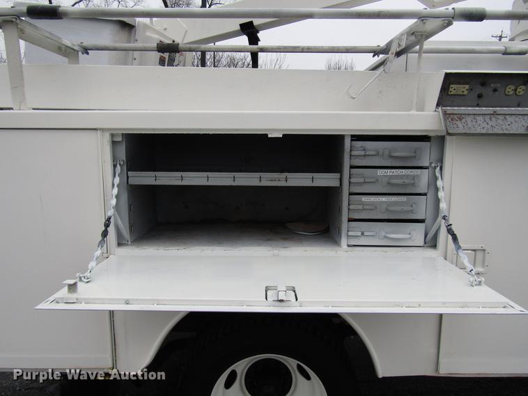 image for item FJ9622 2001 Chevrolet Silverado 3500 bucket truck
