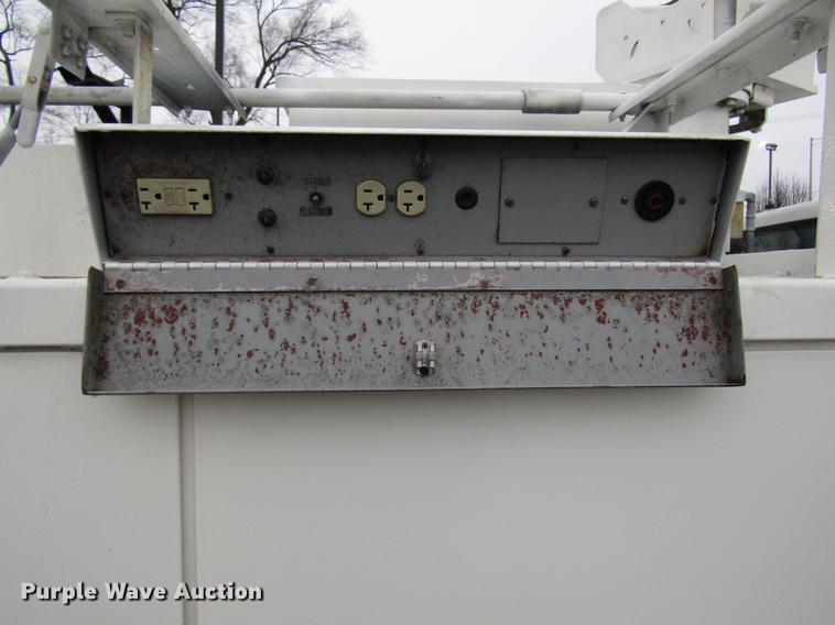 image for item FJ9622 2001 Chevrolet Silverado 3500 bucket truck