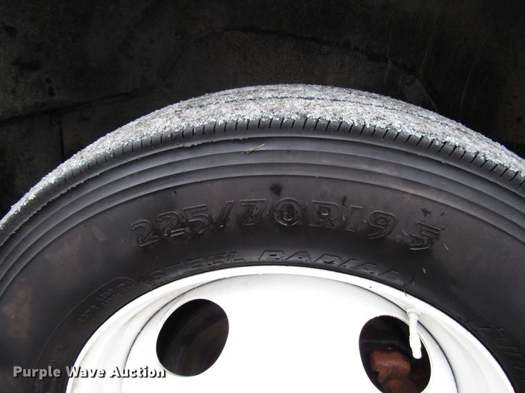 image for item FJ9622 2001 Chevrolet Silverado 3500 bucket truck