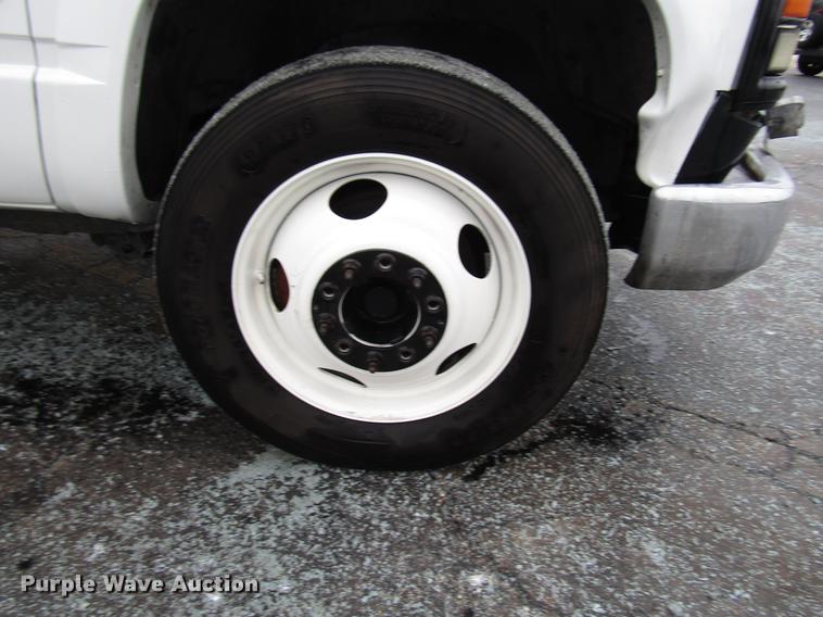 image for item FJ9622 2001 Chevrolet Silverado 3500 bucket truck