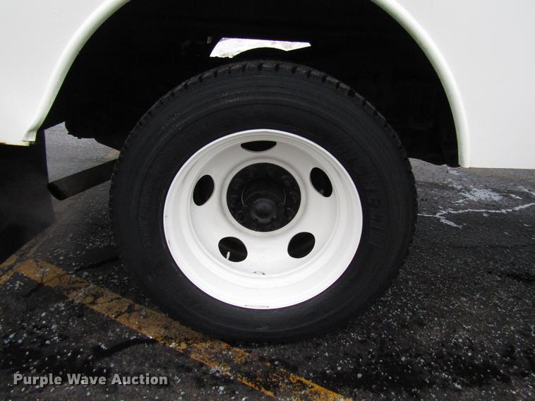 image for item FJ9622 2001 Chevrolet Silverado 3500 bucket truck