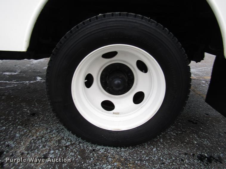 image for item FJ9622 2001 Chevrolet Silverado 3500 bucket truck