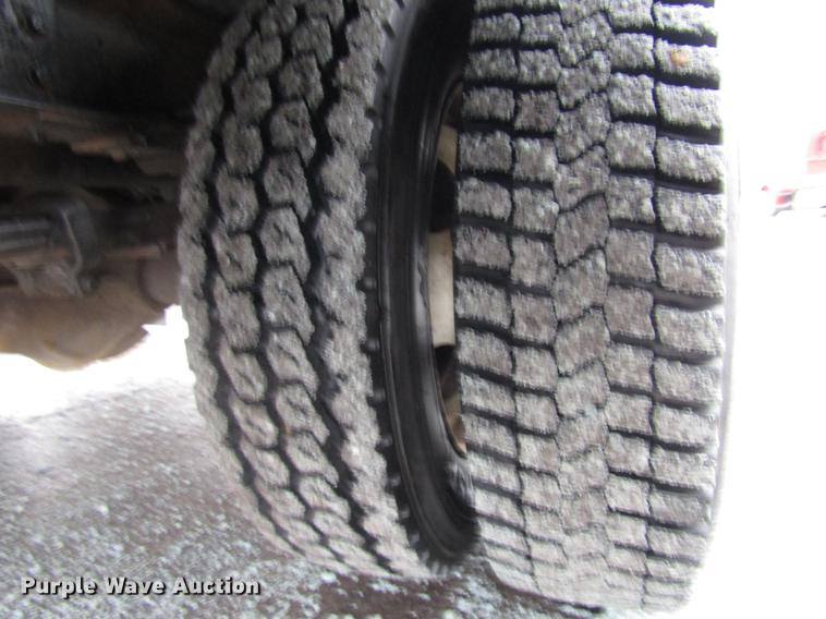 image for item FJ9622 2001 Chevrolet Silverado 3500 bucket truck