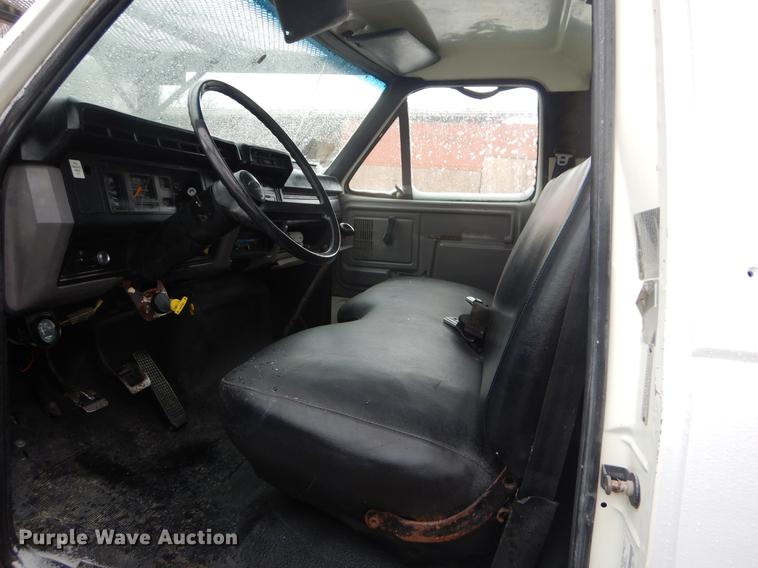 image for item FQ9543 1995 Ford F700 bucket truck