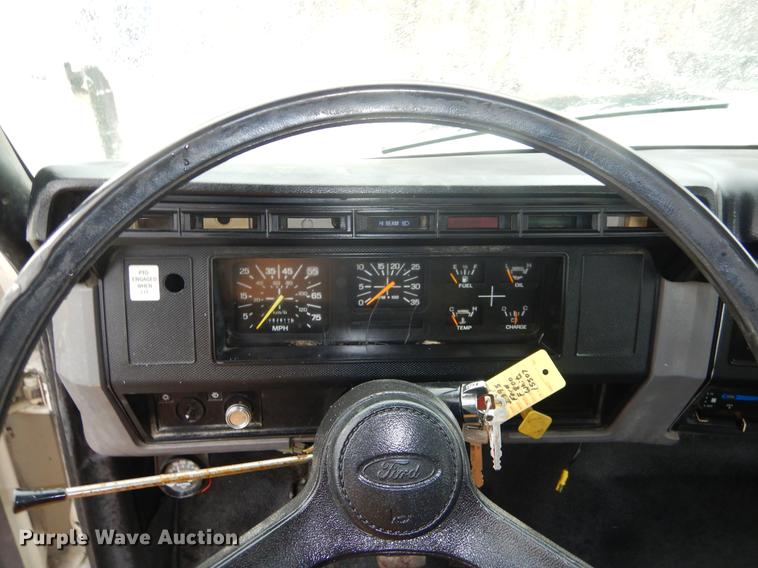 image for item FQ9543 1995 Ford F700 bucket truck