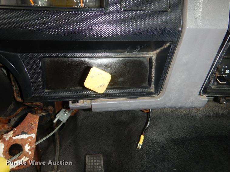 image for item FQ9543 1995 Ford F700 bucket truck