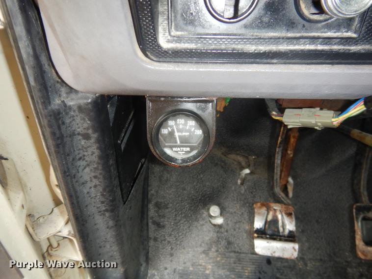 image for item FQ9543 1995 Ford F700 bucket truck