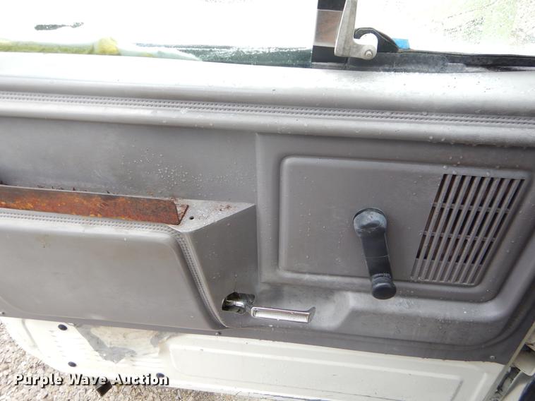 image for item FQ9543 1995 Ford F700 bucket truck