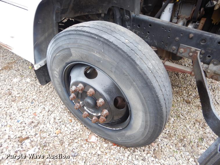 image for item FQ9543 1995 Ford F700 bucket truck