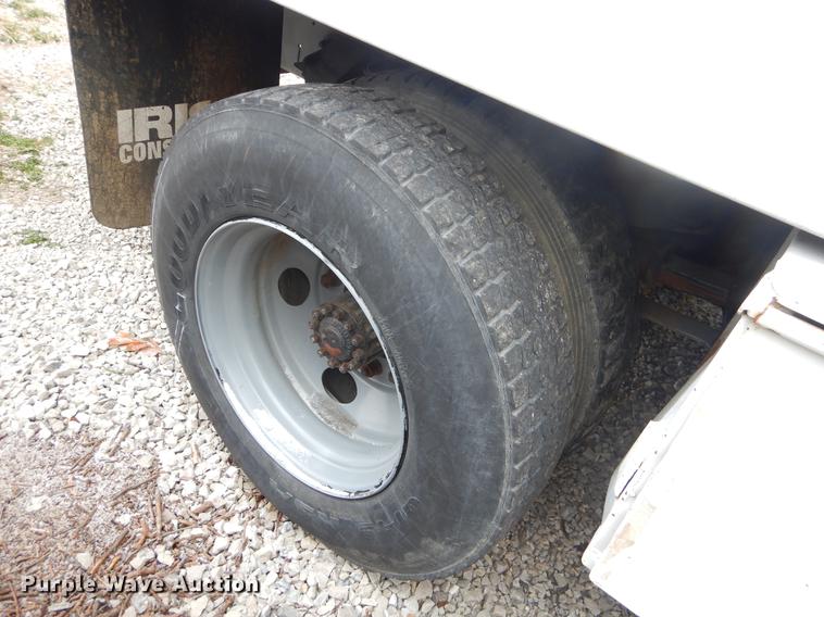 image for item FQ9543 1995 Ford F700 bucket truck