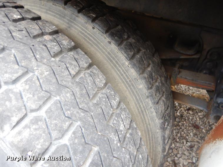 image for item FQ9543 1995 Ford F700 bucket truck