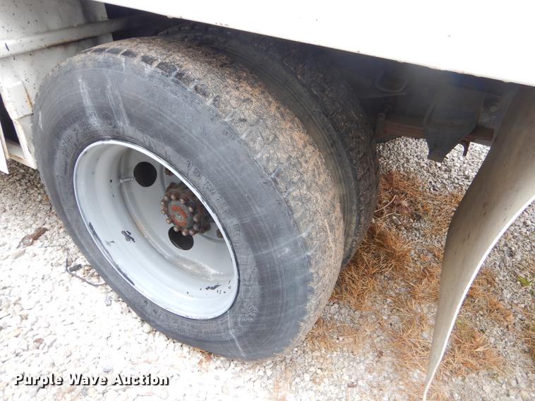 image for item FQ9543 1995 Ford F700 bucket truck