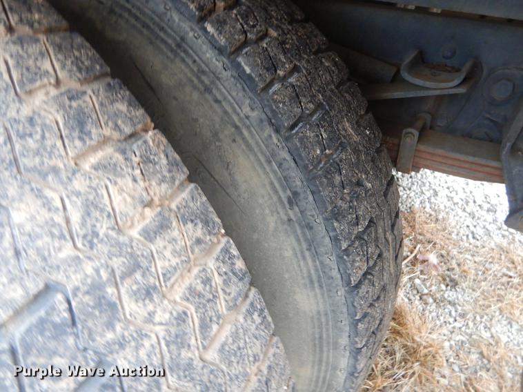 image for item FQ9543 1995 Ford F700 bucket truck