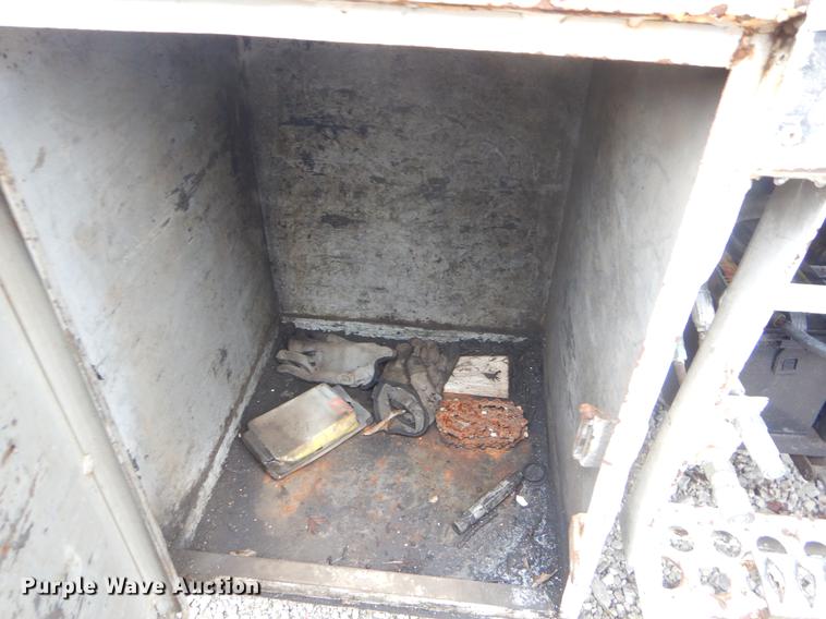 image for item FQ9543 1995 Ford F700 bucket truck