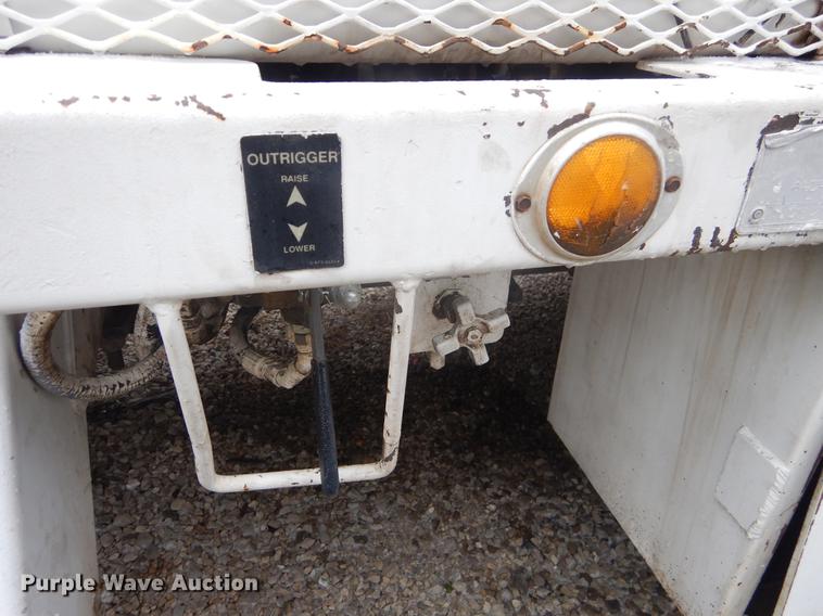 image for item FQ9543 1995 Ford F700 bucket truck
