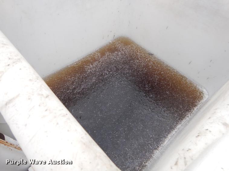 image for item FQ9543 1995 Ford F700 bucket truck