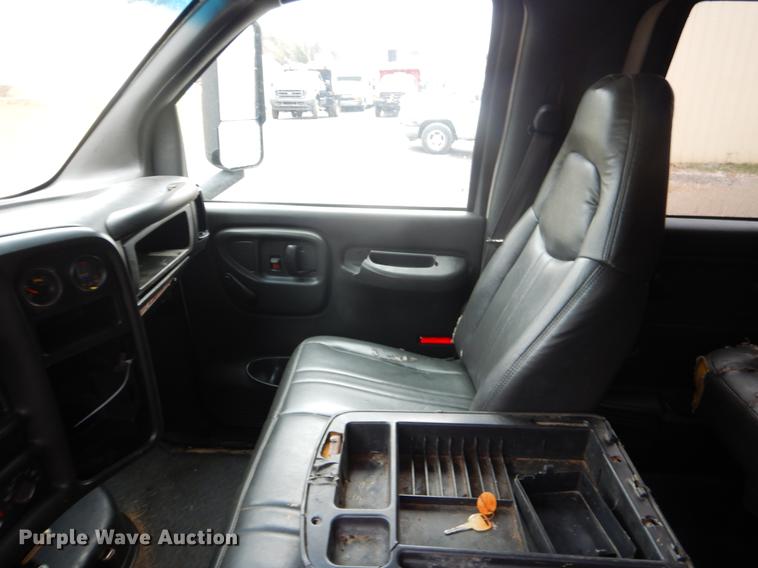 image for item FQ9546 2007 Chevrolet C5500 Crew Cab dump truck